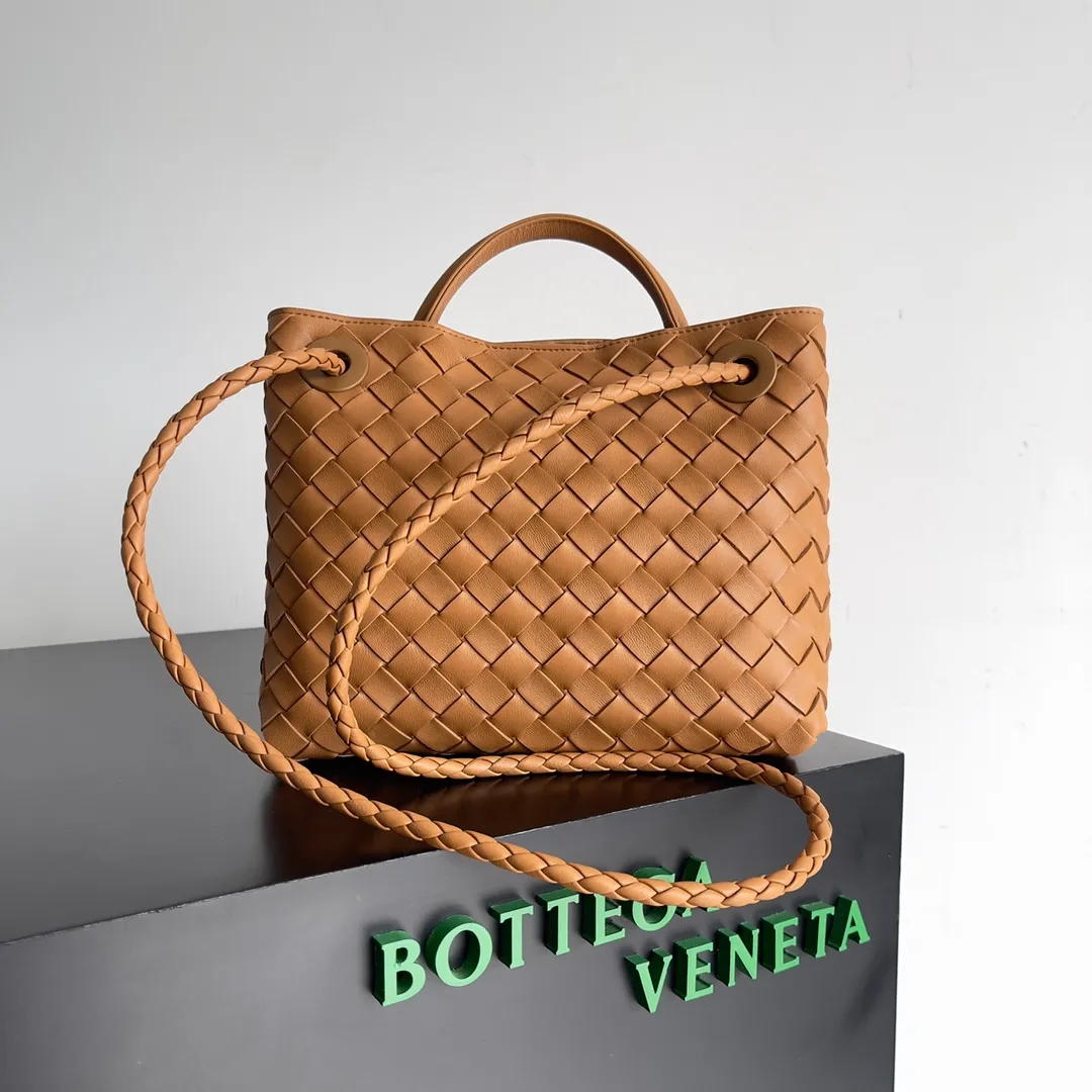 The 2023 new Andiamo batch of 1860 BV has been shipped‼ ️Really popular🔥The new Andiamo woven handbag launched by Bottega Veneta this season is really popular all over the world! ! Celebrities at home and abroad have worn it, and Oscar-winning actress Michelle Yeoh has taken it out on the street. Song Jia, Trai Yara, Yu Feihong, Sanji Ayaka, Rosie Hunting-Whiteley, Yoshioka Riho, etc. have all picked up this bag. It is classic and versatile, showing off its temperament, and the bag capacity is also large, which is very convenient for daily commuting! ! A variety of carrying methods, the shoulder straps can be adjusted by yourself, the original lambskin feels soft and delicate, and the neutral style is made to break gender boundaries and bring a more practical and longer-lasting use experience. Andiamo, which has both elegant and casual styles, perfectly interprets the true appearance of "fashionable old money style". Style number: 743568 Size: 25*22*10.5cm